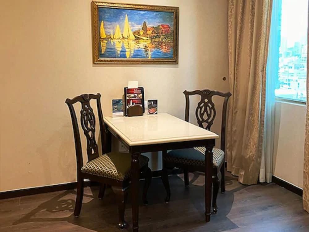 San Pedro Garza Garcia Safi Royal Luxury Valle מראה חיצוני תמונה A table and two chairs