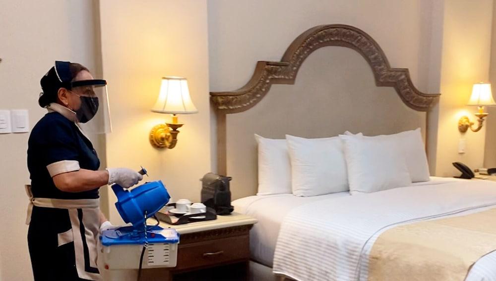 San Pedro Garza Garcia Safi Royal Luxury Valle מראה חיצוני תמונה A hotel employee cleans a guest room at the Hilton San Francisco Airport.