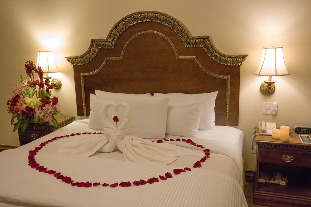 San Pedro Garza Garcia Safi Royal Luxury Valle מראה חיצוני תמונה A bed with a towel swan