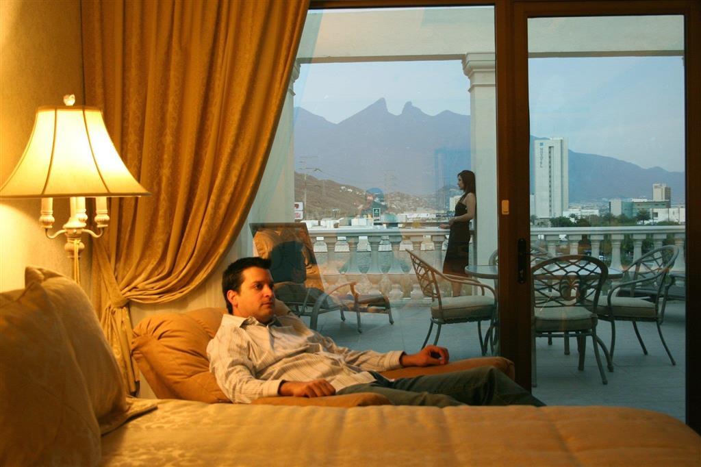 San Pedro Garza Garcia Safi Royal Luxury Valle חדר תמונה A guest at the Four Seasons Hotel in Santiago, Chile