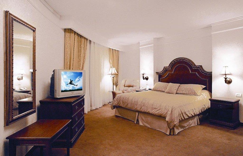 San Pedro Garza Garcia Safi Royal Luxury Valle חדר תמונה A bedroom at the Waldorf Astoria New York