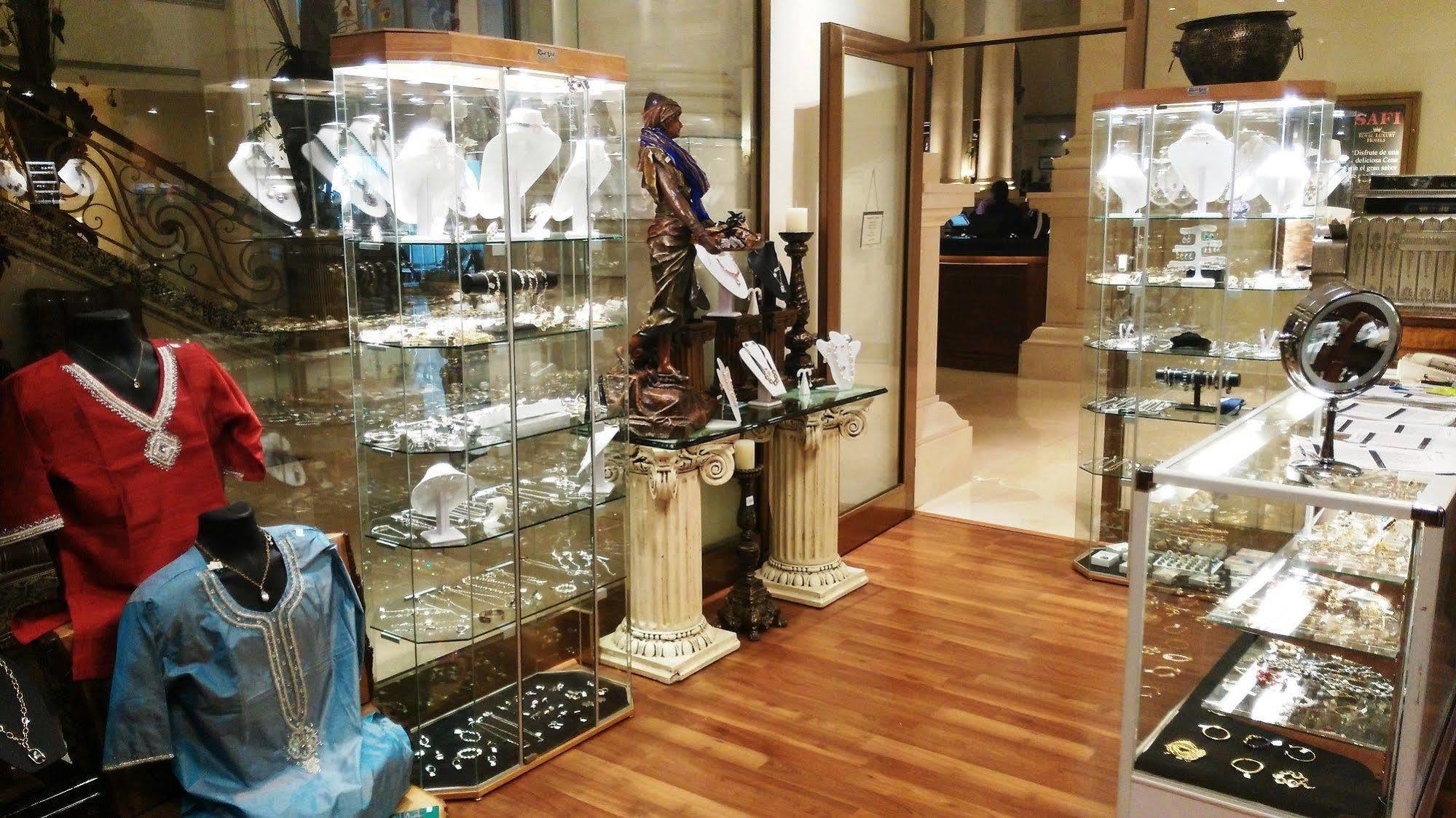 San Pedro Garza Garcia Safi Royal Luxury Valle מראה חיצוני תמונה A jewellery shop in the shopping mall